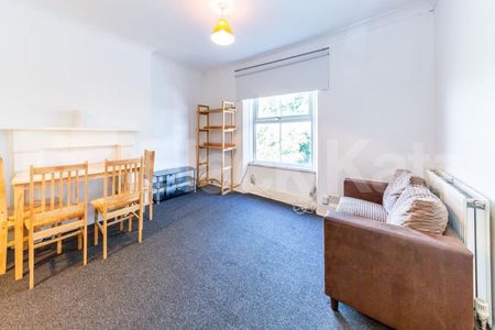 two spacious double bedrooms with a large open plan lounge close to station - Photo 2