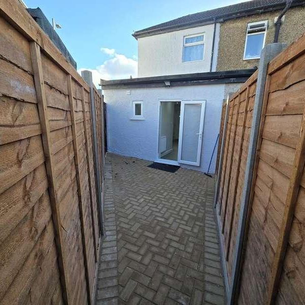 Harrow, HA2 - Photo 1