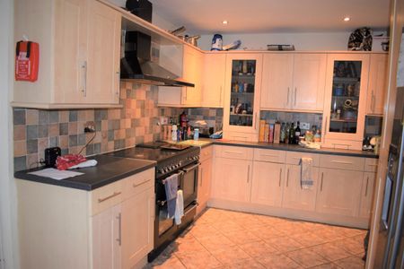 Double Room with Ensuite - Bath- Close to Hospital - Photo 5