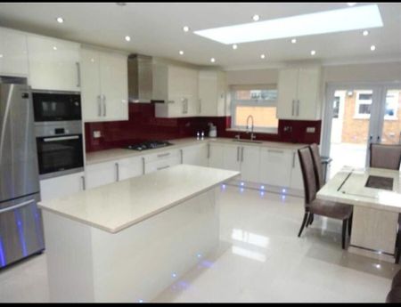 4 bedroom end of terrace house to rent - Photo 5