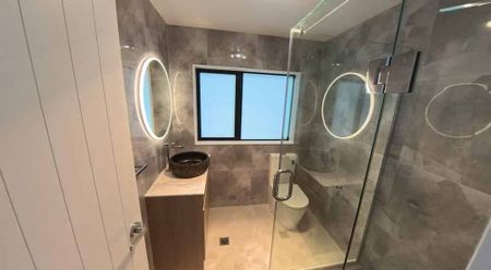 Modern Four-Bedroom Home, close to Westgate Mall - Photo 2