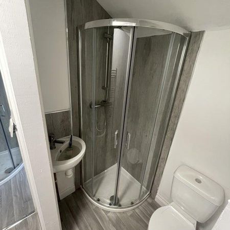 1 bedroom in a house share to rent - Photo 4