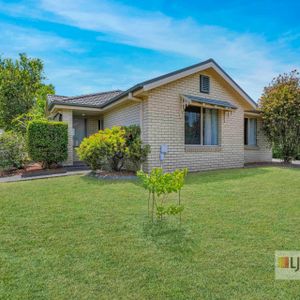 CONTEMPORARY VILLA IN SENSATIONAL ASHTONFIELD!! - Photo 2