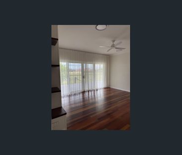 Family 5 bedroom home with 3 bathroom - Photo 1