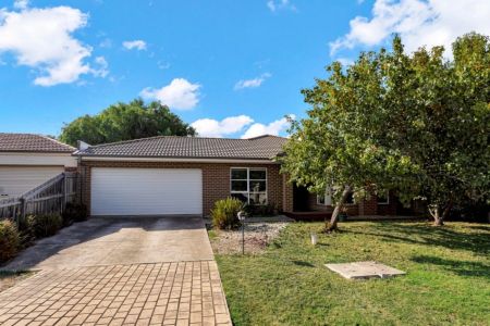 Spacious Family Home in Quiet Court Location! - Photo 2