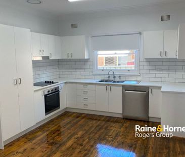 Spacious Family Home with Multiple Garaging in Prime Toukley Location - Photo 3