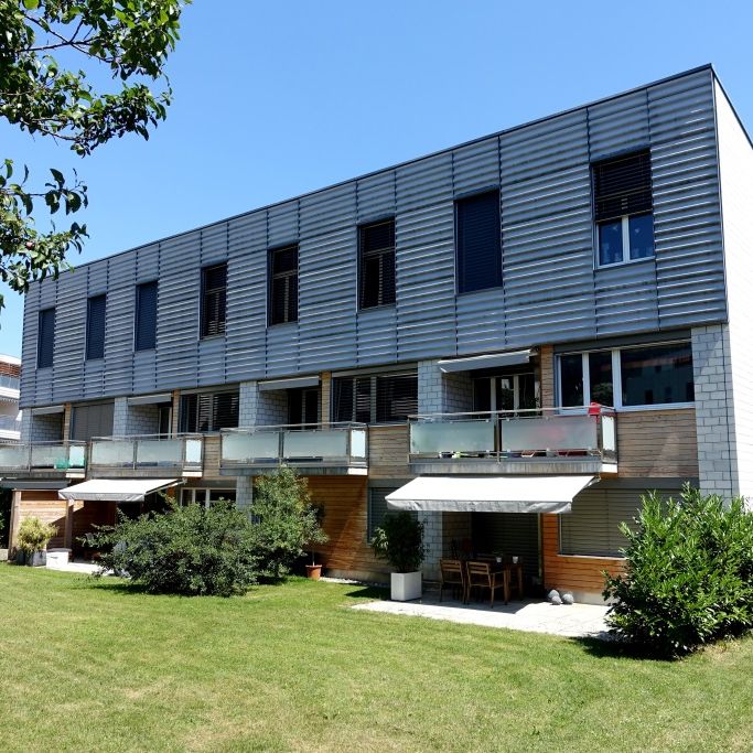 Appartement de 3 pièces au rez-de-chaussée avec terrasse et grand espace vert - Photo 2