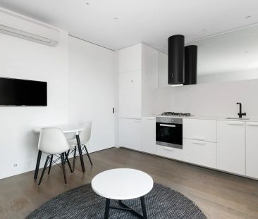 Fully furnished 1-bedroom apartment - Photo 2