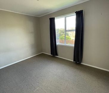 Sunny tidy 3 bedroom . Spacious deck and backyard - Photo 5