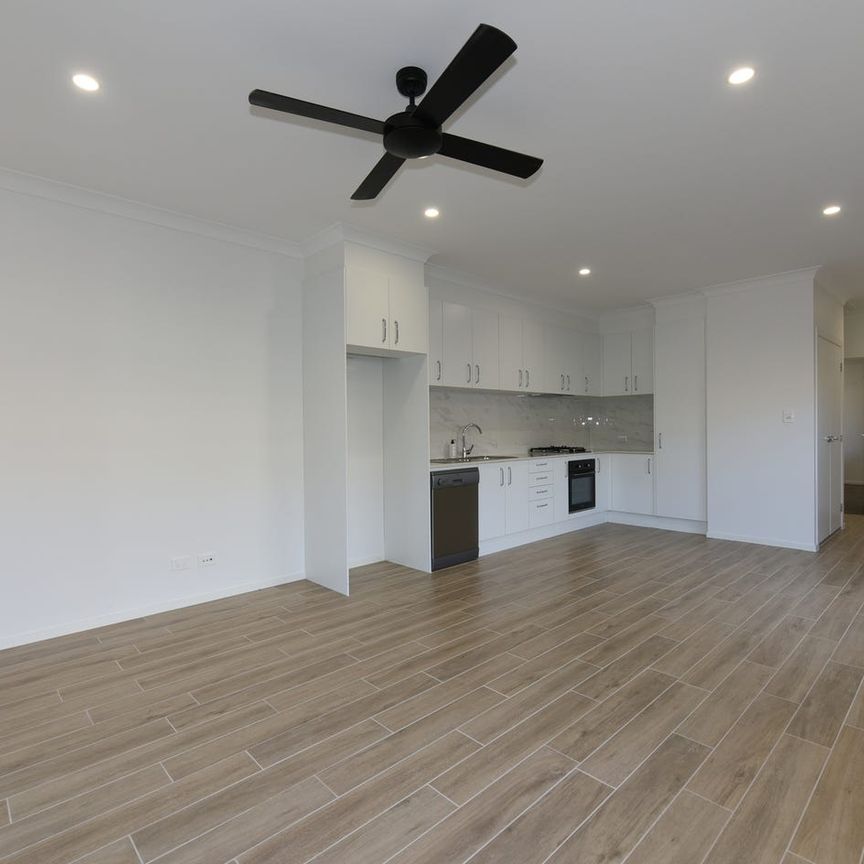 Well Appointed Flat in Great Bayswood Location - Photo 1