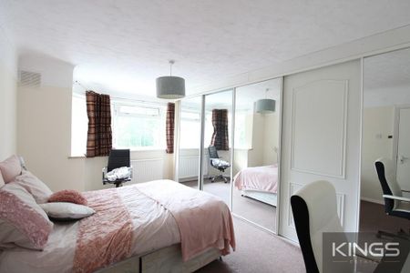 4 bedroom semi-detached house to rent - Photo 2