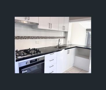 Renovated terrace house in a highly sought after cosmopolitan enclave - Photo 1