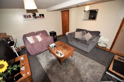 1 bedroom Flat in Brudenell Road, Leeds - Photo 2