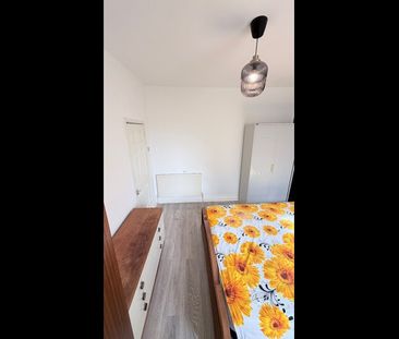 3 Bed Flat, Romford Road, E12 - Photo 6