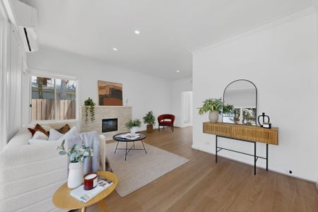 Beautifully Renovated 4 bedroom Family Home in Prime Oakleigh South - Photo 3