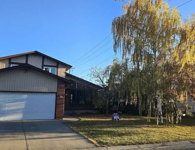 2 Storey 4Bedroom House for Rent | 8 Hawkwood Way Northwest, Calgary - Photo 1