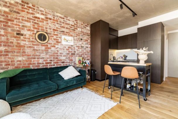 New York Loft-Living in St Kilda - FULLY FURNISHED - Photo 1