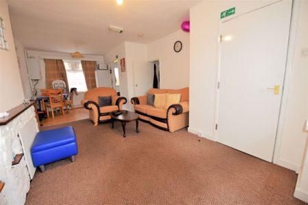2 bedroom House in Newport Road, Leeds - Photo 5