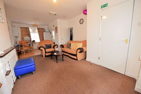 2 bedroom House in Newport Road, Leeds - Photo 2