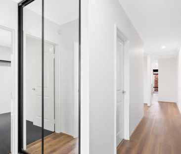 Modern home in new Lakelands. - Photo 3