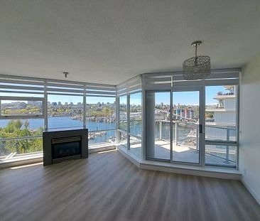 Stunning Oceanfront Condo in Yaletown 2 Bed + 2 Bath + Den - Photo 1