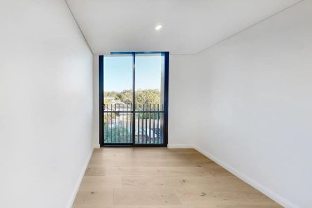 “Stunning Spacious 3 Bed + Large Study with 2 Carspace's” - Photo 4