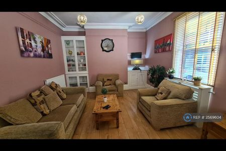 1 bedroom in a house share to rent - Photo 3