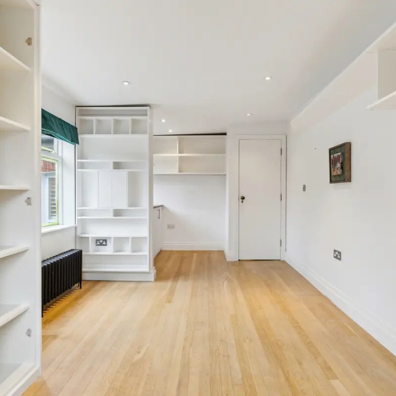 2 bedroom flat in London - Photo 1