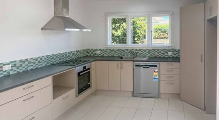 Renovated Three Bedroom Home With Spacious Grounds - Photo 2