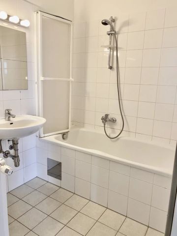 Sonnige Dachgeschosswohnung in sehr guter Lage: 2 Zimmer (dabei ein großes Wohnzimmer mit vielen Fenstern) + Küche, Nähe U1-Keplerplatz und Waldmüllerpark! - Photo 4