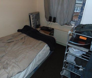 4 bedroom semi-detached house to rent - Photo 2