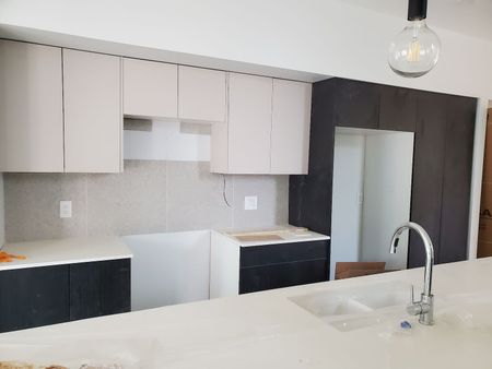Modern Studio Unit with Private Entrance – Great Access to Downtown - Photo 2