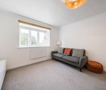Flat to rent - Woolwich Road, Belvedere, DA17 - Photo 2