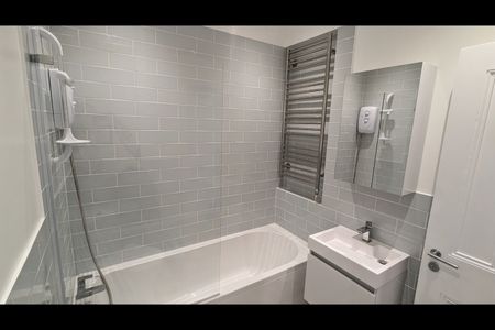 1 Bed Flat, Sinclair Gardens, W14 - Photo 5