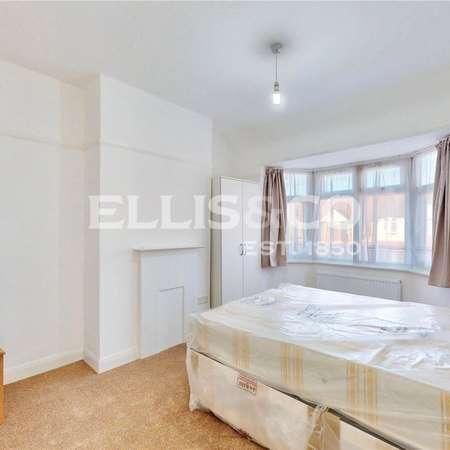 Wadham Gardens, Greenford, UB6 - Photo 1