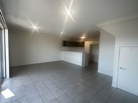 Brand new bathrooms townhouse in Calamvale - Photo 1