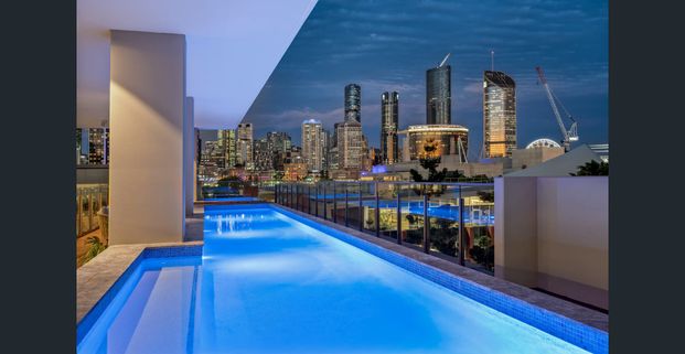 LUXIOUARY 4 BEDROOMS APARTMENT IN THE HEART OF SOUTH BRISBANE - Photo 1