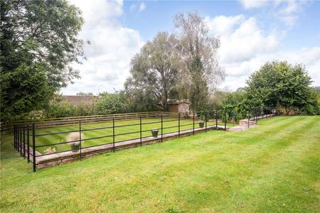 Handsome Farmhouse in the Quaint Village of Maugersbury. - Photo 2