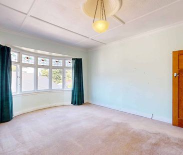 Charming 4-Bedroom Bungalow - Photo 2