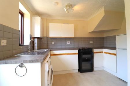 2 bedroom semi-detached house to rent - Photo 4
