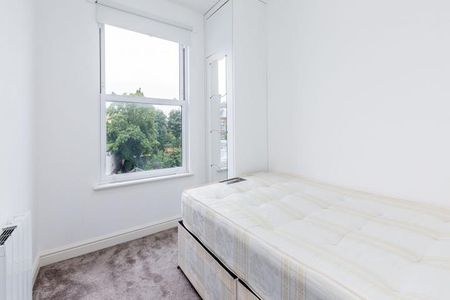 Newly decorated top floor 2 bedroom in a large victorian Building - Photo 3