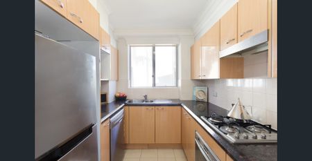 Generously proportioned modern apartment - Photo 3