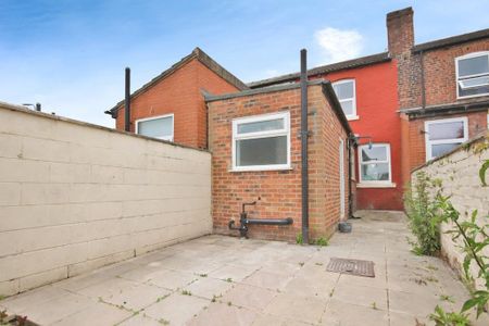 2 bedroom terraced house to rent - Photo 3