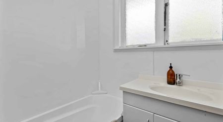 Wooden floor family home - Photo 4