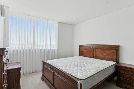 Apartment with Rare Claremont Oval Outlook - Photo 4