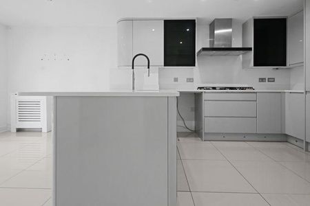 4 bedroom end of terrace house to rent - Photo 5