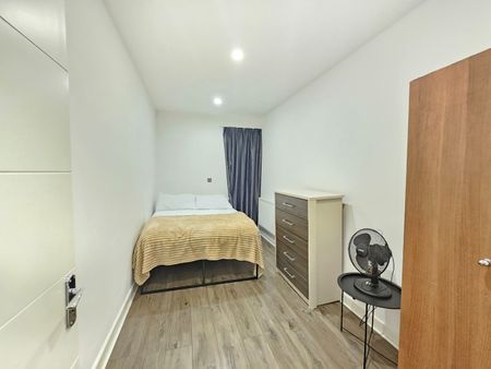 3 Bed Maisonette, Butchers Road, E16 - Photo 3