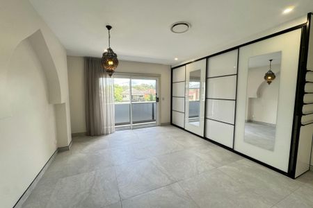 NEWELY RENOVATED FAMILY HOME - Photo 4