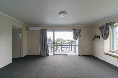 Tidy Upstairs 2-Bedroom Apartment in a Prime Hamilton Location - Photo 2
