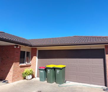Spacious 3-Bedroom Home with Double Garage – Shirley Road - Photo 3